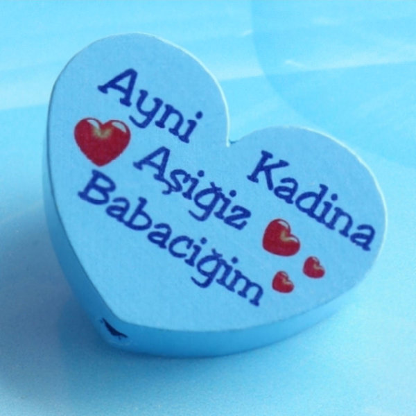 Ayni Kadina Asigiz Babacigim (skyblaues Herz)